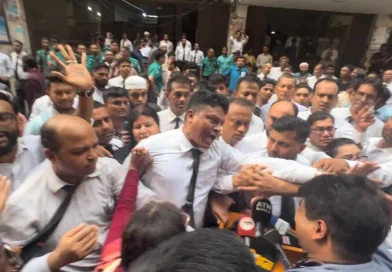 আদালতে সাংবাদিকদের ওপর চড়াও আইনজীবীরা, দেখে নেওয়ার হুমকি